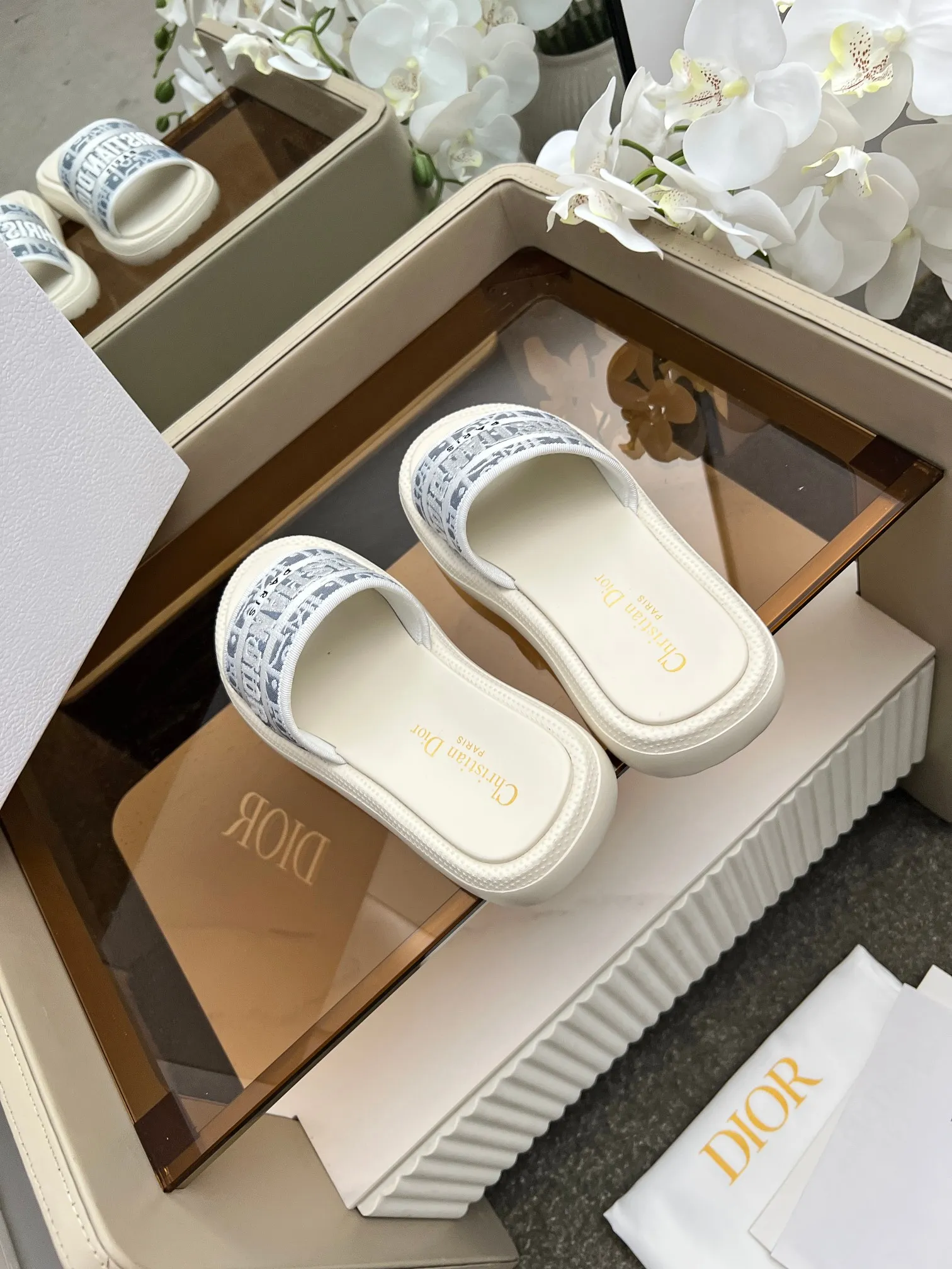 👟👟Ex-factory price 420👟👟 Dior high version slippers, 👏👏2025 new classic model 🔥Purchasing level qualityHigh-end thick-soled slippers in foreign countersHigh version with rust style💋———————————— Upper➕Inner: Original customized special electric embroidery material, Sole: Original mold 1.1 (lightweight) Bottom thickness: heel 5cm, forefoot 3cm, size 35-40 (with full set of packaging, cloth bag handbag, card instructions). You are welcome to place an order in advance, first come first served. Win-win cooperation.
